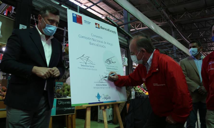En la foto el presidente de BancoEstado, Sebastián Sichel y el Ministro de Agricultura, Antonio Walker, firmando el convenio.