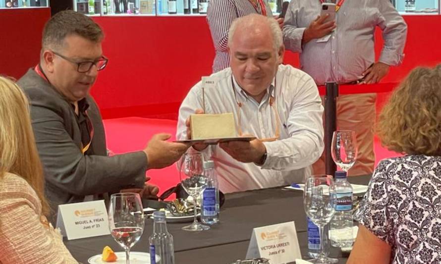 Columnista del Diario Lechero participa como jurado en la elección de los mejores quesos de España
