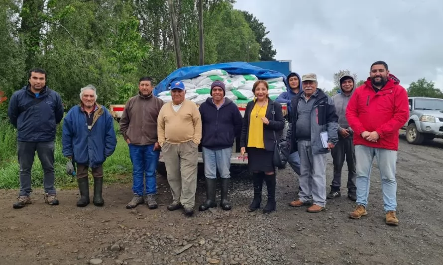En Puyehue entregan fertilizante a 360 pequeños agricultores de Prodesal