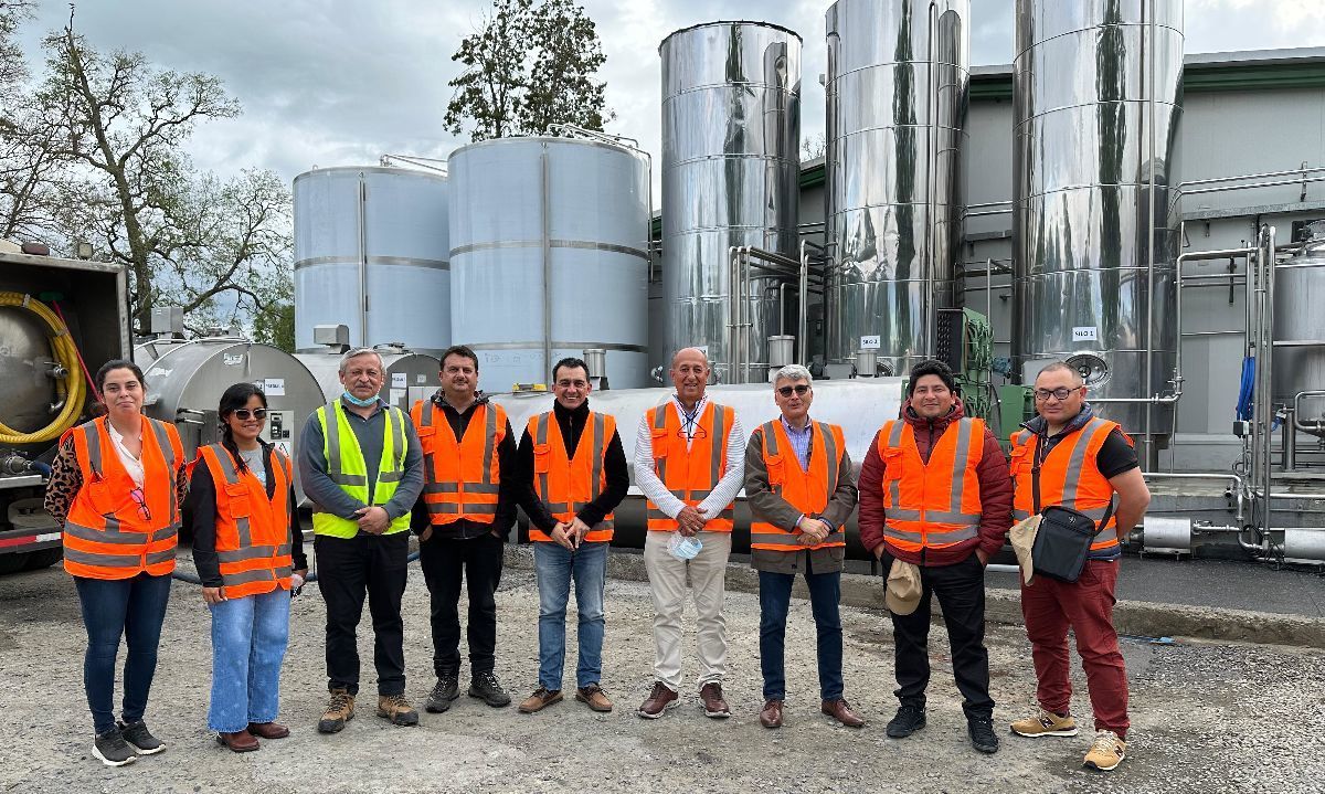 Delegación peruana visita planta de FuturoCoop para explorar avances en sostenibilidad e innovación láctea