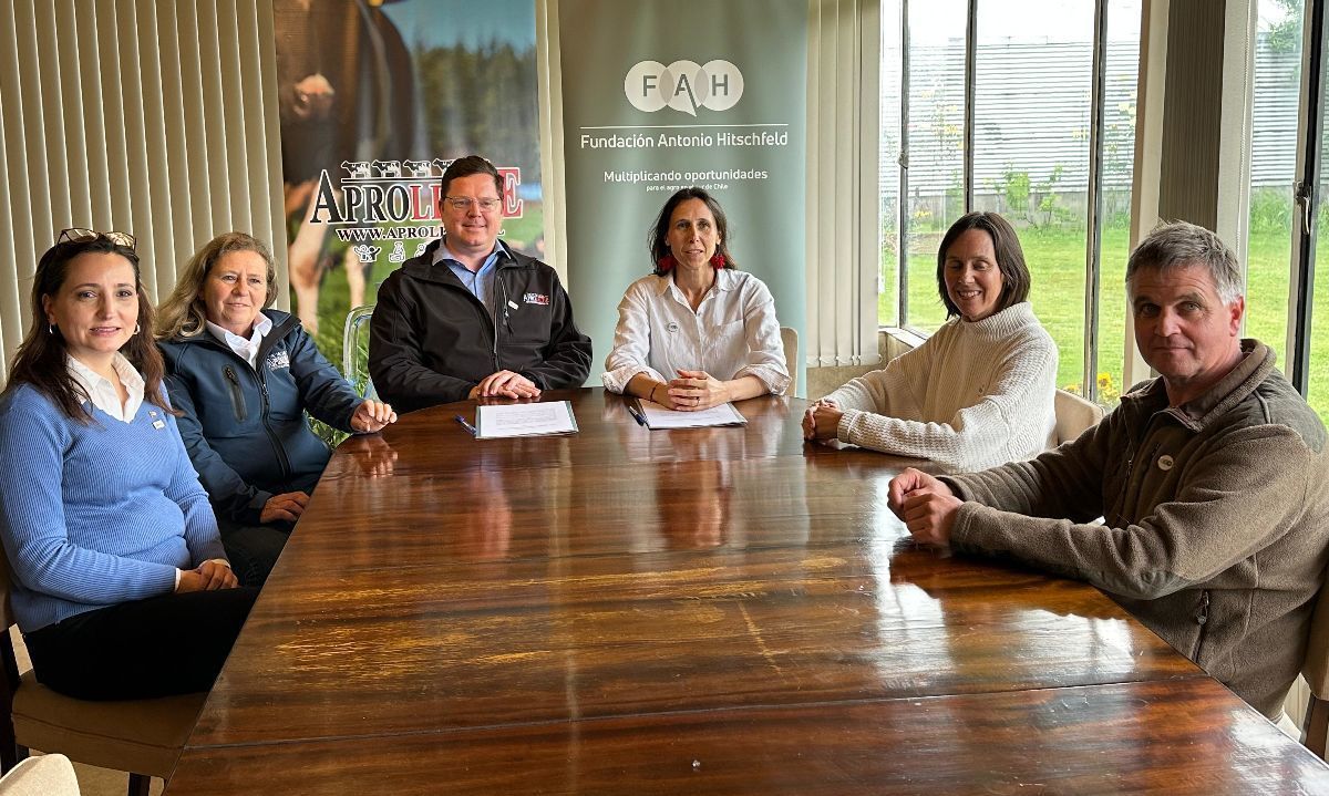 Nueva alianza entre Aproleche Osorno y Fundación Antonio Hitschfeld busca impulsar redes en el sector agropecuario
