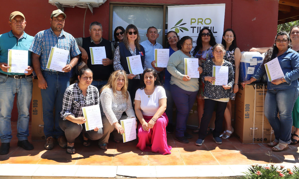 Crianceros caprinos de Tiltil reciben certificados y equipamiento para mejorar sus procesos 
