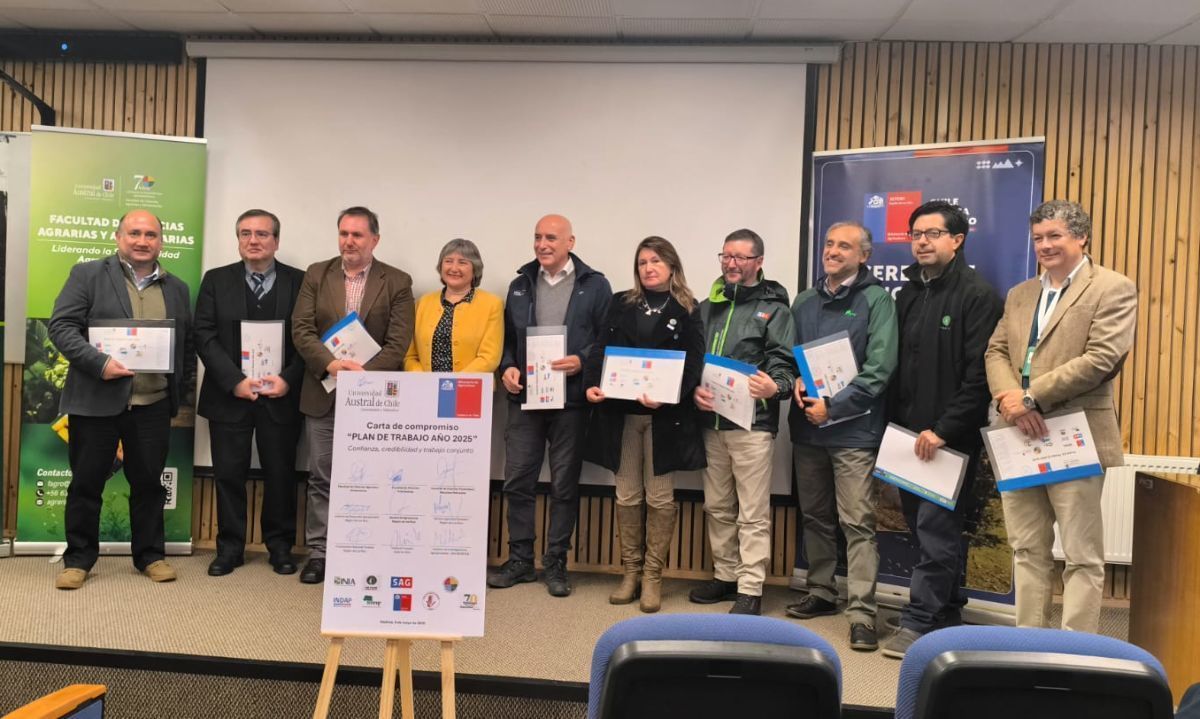 Representantes de la UACh y servicios como CONAF, INFOR, INDAP, SAG e INIA Remehue., firmaron este plan de trabajo. Créditos: cedida.